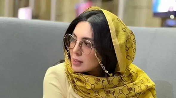 شباهت غیرقابل وصف لیلا بلوکات با خواهرش نوشا/ عین سیبی که از وسط نصف شده باشه! / باور نمی کنید این دو نفر خواهر باشند!