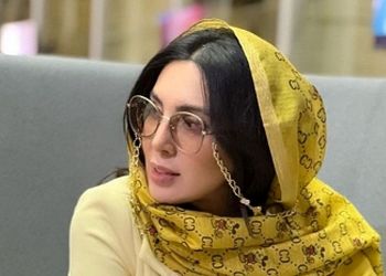شباهت غیرقابل وصف لیلا بلوکات با خواهرش نوشا/ عین سیبی که از وسط نصف شده باشه! / باور نمی کنید این دو نفر خواهر باشند!