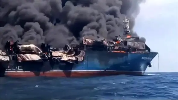 انتشار فیلم لحظات آتش‌ سوزی یک کشتی در تنگه هرمز /ادعای هدف قرار گرفتن شناور متخلف