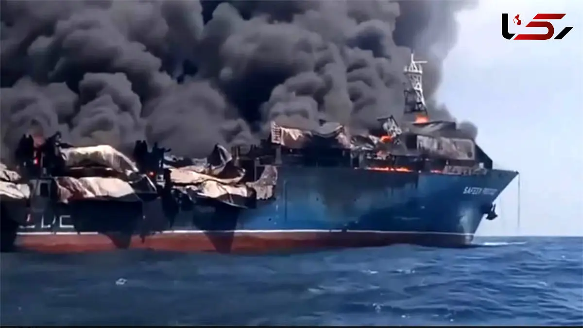 انتشار فیلم لحظات آتش‌ سوزی یک کشتی در تنگه هرمز /ادعای هدف قرار گرفتن شناور متخلف