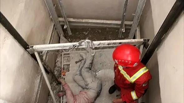 مرگ کارگر ۶۴ ساله بر اثر سقوط در چاله آسانسور در مشهد