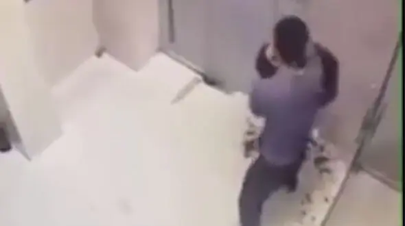 فیلم دلخراش از صحنه قتل یک مرد با ضربات متعدد چاقو در صف عابربانک + عکس