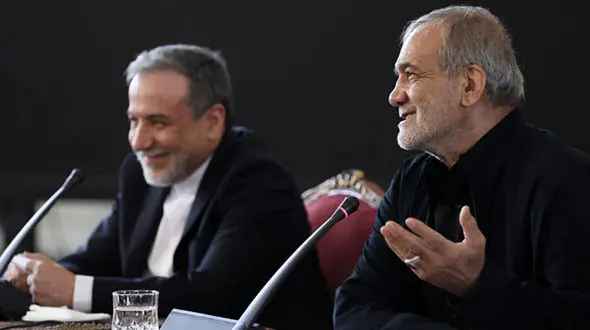 خنده‌های زیرپوستی عراقچی هنگام شنیدن سخنان پزشکیان  / پزشکیان : وقتی نماینده بودم خیلی‌ها من را تحویل نمی‌گرفتند+ فیلم