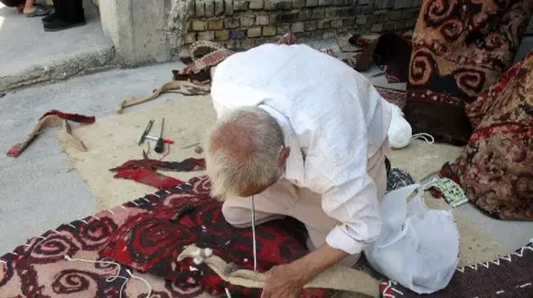 عکس / تهران و پایان یک هنر قدیمی؛ آخرین پالان‌ دوز در سال 1354