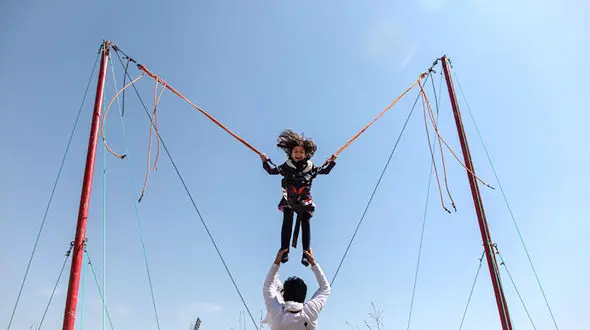 ببینید / اقدام  وحشت آور و خطرناک پدر با فرزندش در تراس یک برج! + فیلم