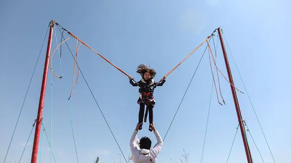 ببینید / اقدام  وحشت آور و خطرناک پدر با فرزندش در تراس یک برج! + فیلم