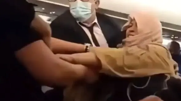 فیلم حمله وحشیانه یک مرد به زن مسافر در  هواپیما / مشت سنگین و کشیدن فجیع موهایش !