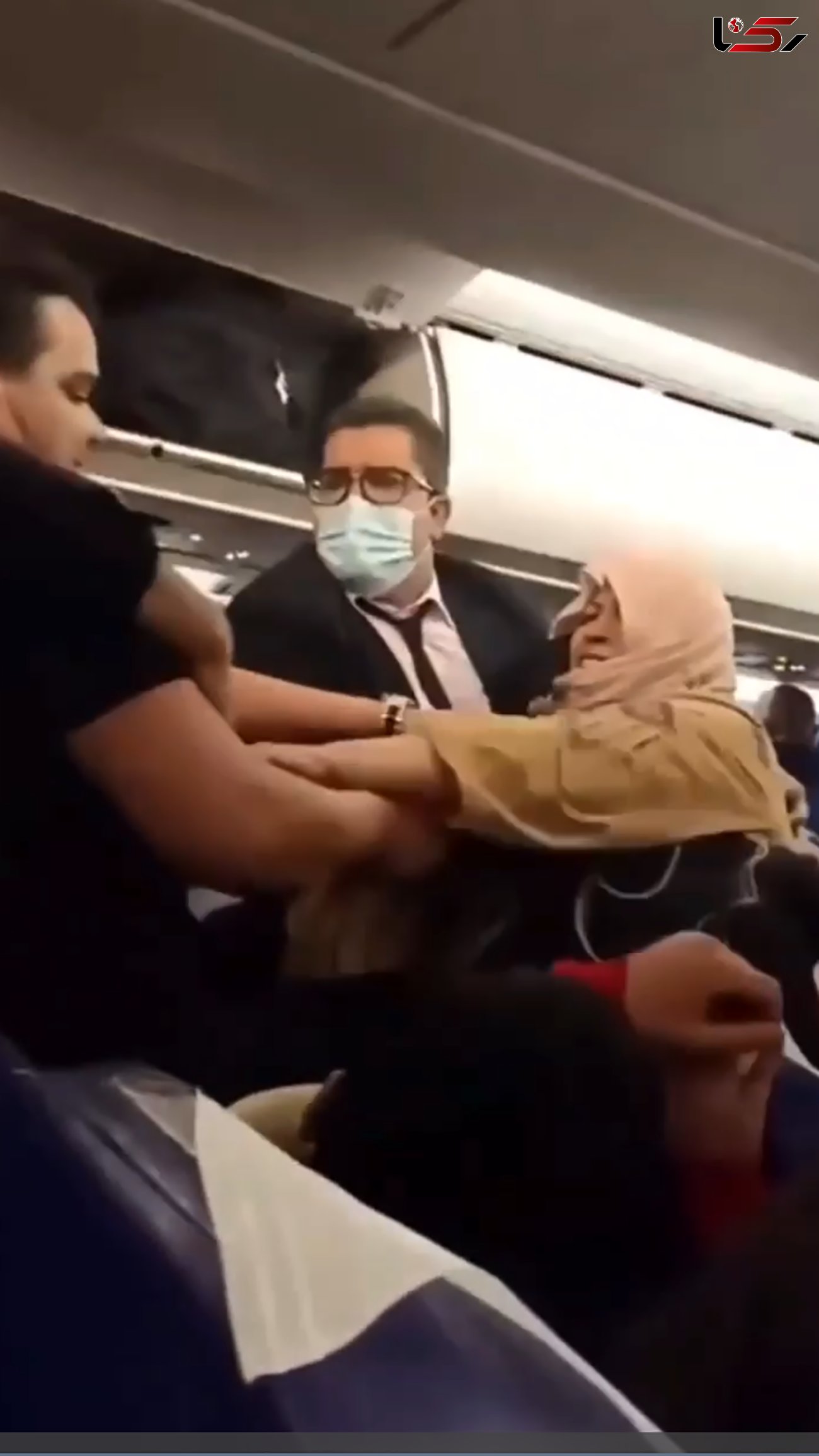 فیلم حمله وحشیانه یک مرد به زن مسافر در  هواپیما / مشت سنگین و کشیدن فجیع موهایش !