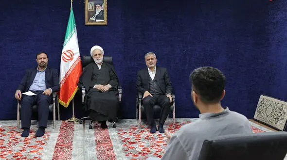 بازدید ۵ ساعته رئیس قوه قضاییه از ندامتگاهِ محل نگهداری برخی از متهمین ارتکاب اعمال تروریستی و آشوبگری