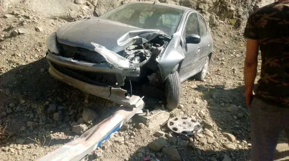 برخورد شدید پژو ۲۰۶ با تیر چراغ برق در محور کرج - چالوس + عکس