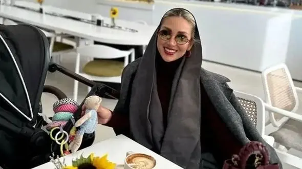 عکس/ رونمایی مینا مختاری، همسر باسلیقه بهرام رادان، از سرویس چایخوری عصرانه شیک و خاصش / اینهمه زیبایی اونم یه جا!