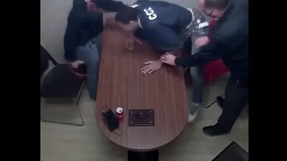 سرقت دیدنی متهم هنگام بازجویی + فیلم