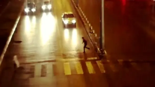 فیلم تصادف دلخراش عابرپیاده در سه راه آذرشهر یزد