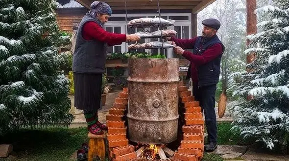 رازهای آشپزی از زبان زوج روستایی آذربایجانی؛ پخت شاه‌ ماهی + فیلم