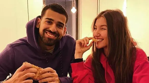 عاشقی خانم بازیگر ترکیه ای به ورزشکار ایرانی ! + عکس جذاب زیر برج میلاد !