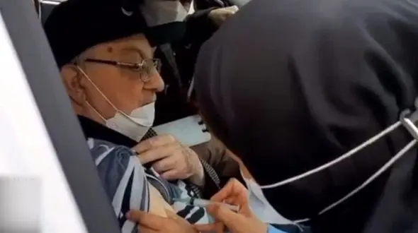 تزریق واکسن کرونا به خواننده خاطره ساز ایرانی + فیلم