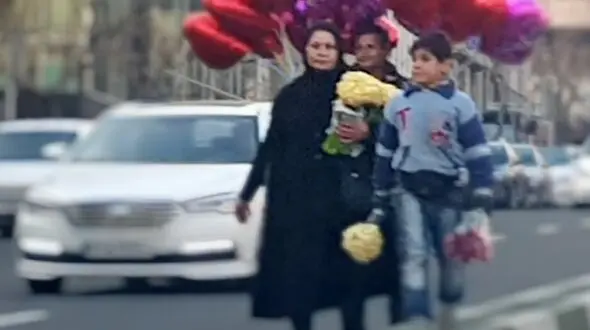 سن کودکان کار به زیر 5 سال رسید / کودکانی که نان خانه را از کف خیابان در می آورند + فیلم