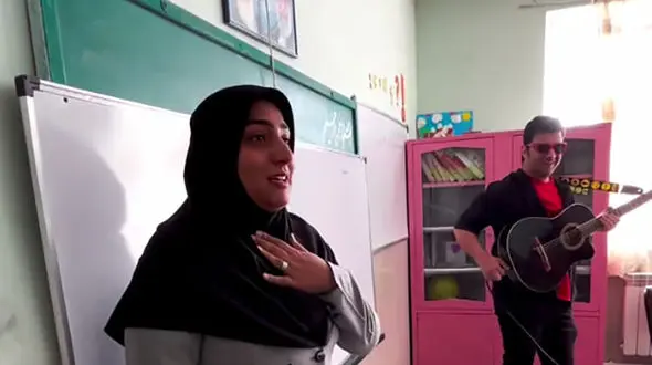 سوپرایز هولناک بر سر کلاس درس / معلم فاصله ای تا سکته نداشت + فیلم