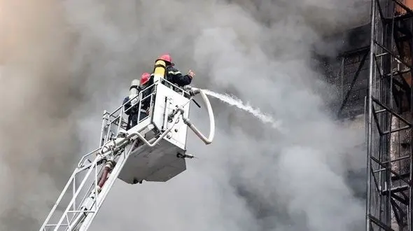 فوری / جنگل‌های مرزن‌آباد  همچنان در شعله‌های آتش می‌سوزد 