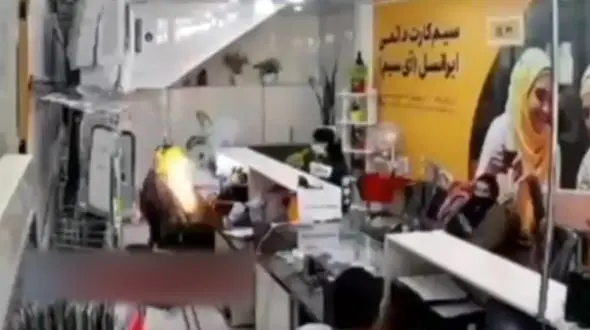 فیلم صحنه انفجار گوشی موبایل در دست پسر جوان / در پیشخوان ایرانسل رخ داد