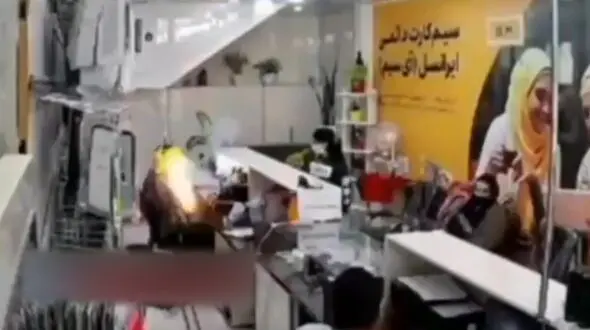 فیلم صحنه انفجار گوشی موبایل در دست پسر جوان / در پیشخوان ایرانسل رخ داد