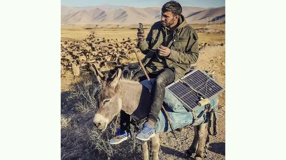 شارژ متفاوت و جالب موبایل یک چوپان + عکس