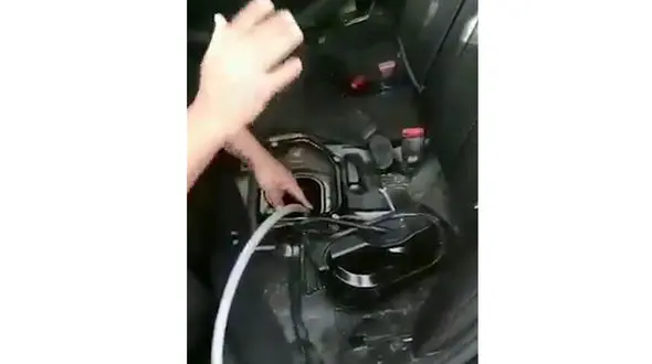 یک فاجعه در اتوبان قم / پمپ بنزینی که آب می فروشد + فیلم 