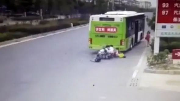 ببینید / برخورد وحشتناک ۴ موتورسوار با یک اتوبوس / شوکه می شوید+ فیلم