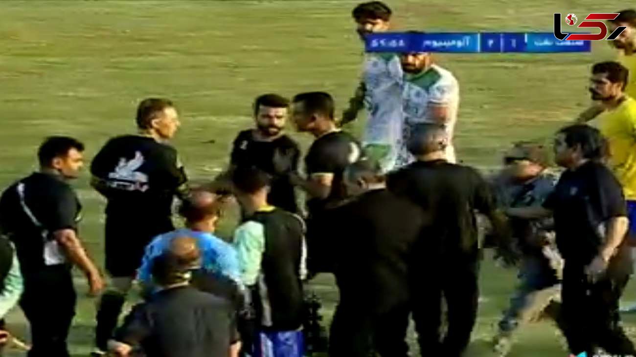 از عجایب لیگ برتر فوتبال ایران/ لغو پنالتی پس از درگیری کنار زمین! + فیلم
