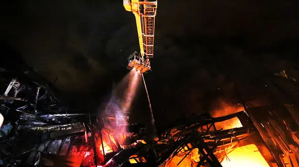 مهار شعله های وحشت در انبار 5 هزار متری / آغاز عملیات لکه گیری 