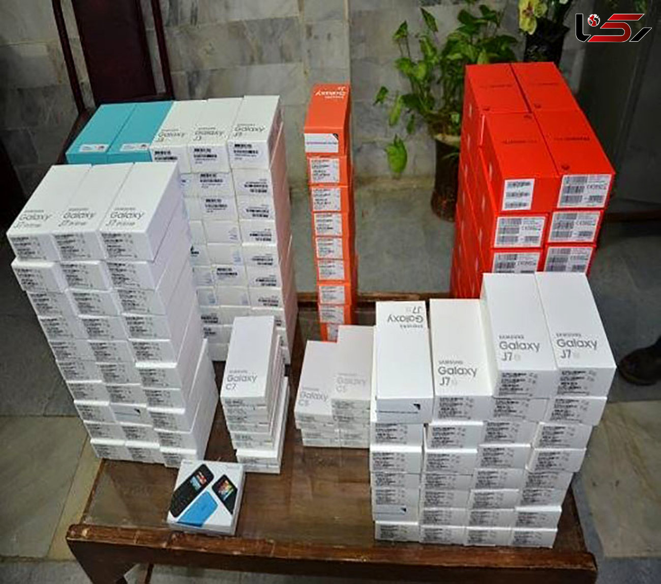 کشف محموله 10 میلیاردی تلفن همراه قاچاق در فیروزآباد