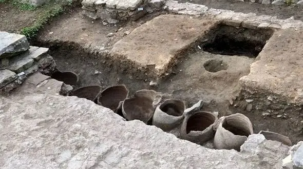 گنج 1700 ساله زیر بازار / سکه‌ های طلای امپراتوری از دل خاک بیرون آمد