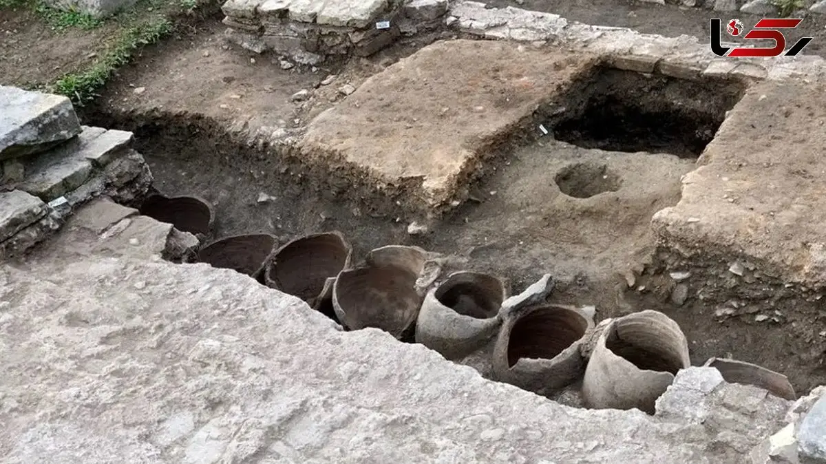 گنج 1700 ساله زیر بازار / سکه‌ های طلای امپراتوری از دل خاک بیرون آمد