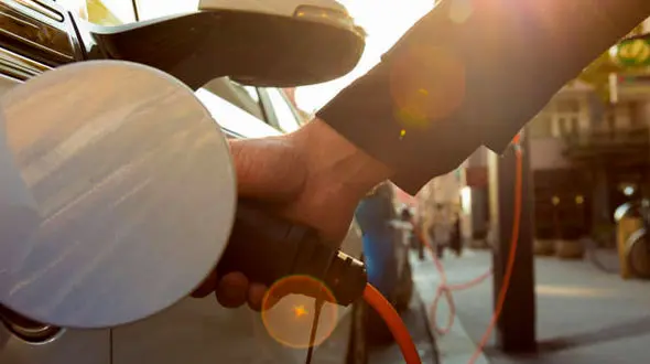 ماشین هایتان را با تیر چراغ برق شارژ کنید!