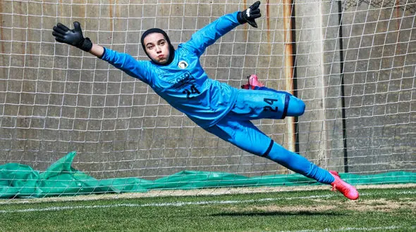 این ویدیو را تا آخر ببینید / سوتی خنده‌دار دختر فوتبالیست