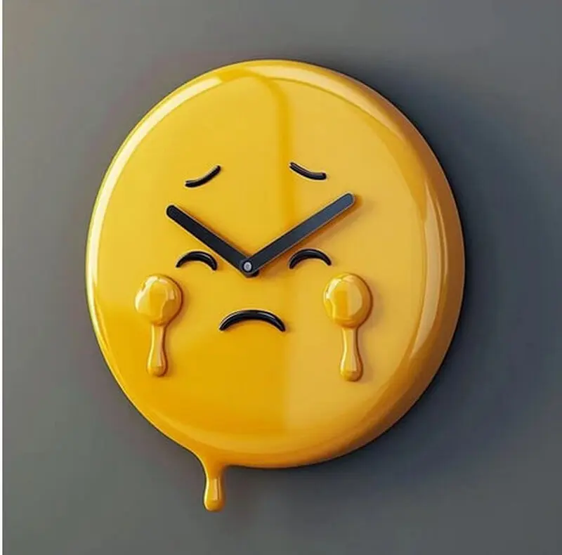 عکس ساعت دیواری در طرح ایموجی