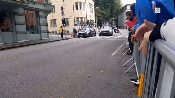 ویراژ خونین  ماشین امنیتی  در مسابقه  دوچرخه سواری + فیلم