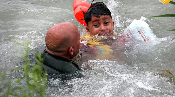لحظه نجات کودک مهاجر از رودخانه مرگ+عکس
