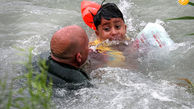لحظه نجات کودک مهاجر از رودخانه مرگ+عکس
