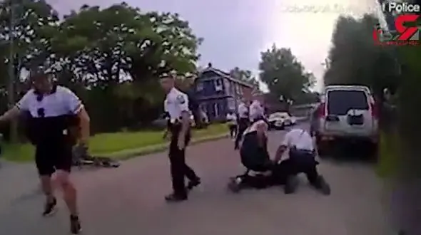 ضرب و شتم وحشیانه یک مرد مقابل فرزندان خردسالش! +فیلم 