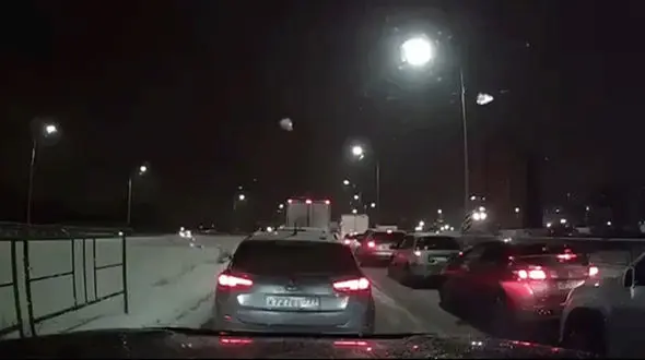 فیلم بلعیده شدن خودرو در ترافیک جلوی چشم مردم