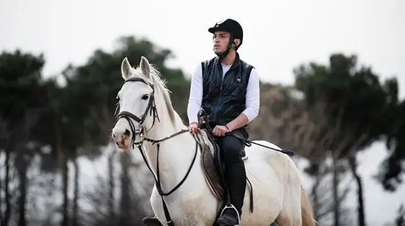 توصیه های جواد عزتی به بازیگر افغان «زخم کاری» در این روزهای طالبانی