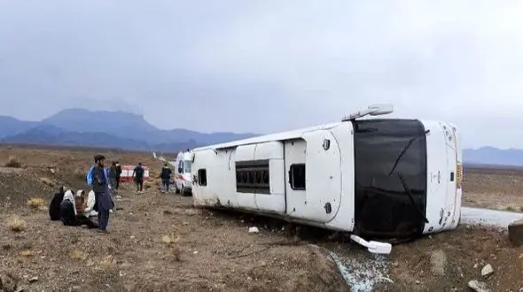 واژگونی اتوبوس در محور نائین با 3 کشته و 25 زخمی