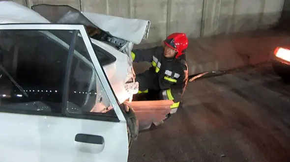 تصادف مرگبار پراید با ستون پل در بزرگراه همت / مرد اصفهانی در دم جان باخت + عکس