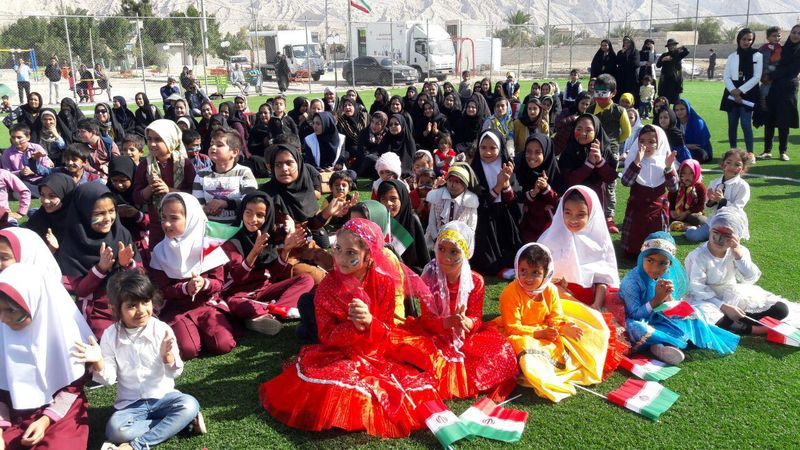 کاروان نشاط و امید انقلاب پیام شادی برای مردم روستای سرمستان بخش آبدان به ارمغان آوردند