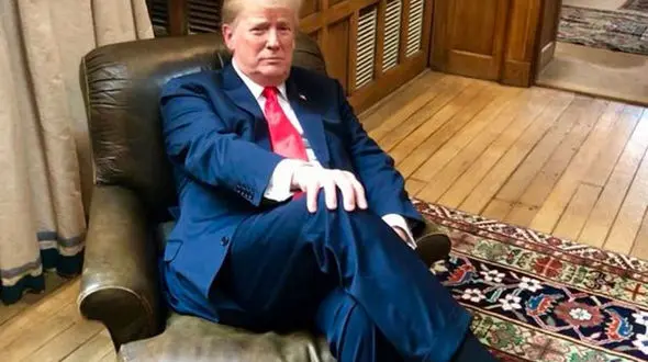 توهین ترامپ به نخست وزیر انگلیس / او روی صندلی چرچیل نشست +عکس