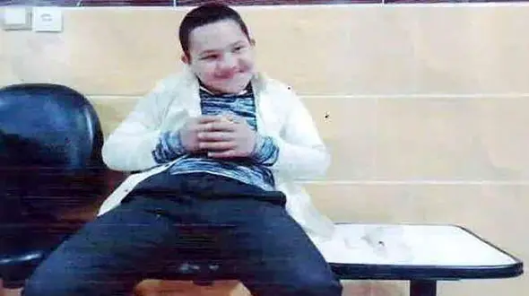 این پسر مبتلا به سندرم داون را می شناسید؟ / در بوئین زهرا پیدا شده است + عکس