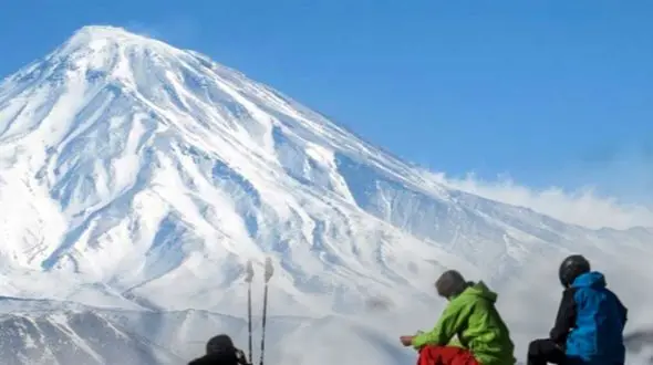 صعود هشتاد و هشتم مهدی گلشن نیا به قله دماوند در سن70 سالگی