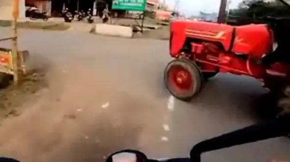 ببینید / سقوط موتور سوار داخل رودخانه برای نجات جان خود