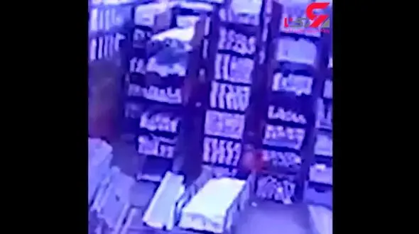 سقوط بار سنگین جرثقیل بر سر کارگر کارخانه + فیلم